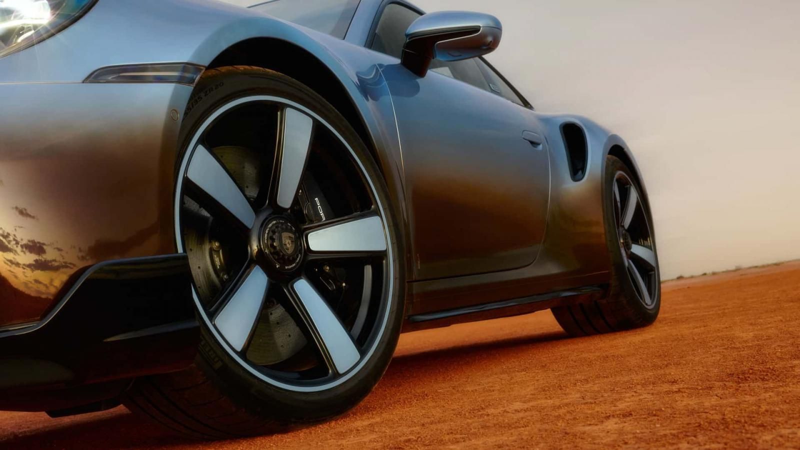 Η Porsche 911 Turbo S Land Down Under τιμά μια ολόκληρη ήπειρο 